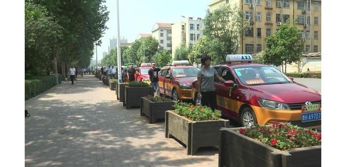 縣交通運(yùn)輸局組織志愿者出租車高考期間“愛(ài)心送考”