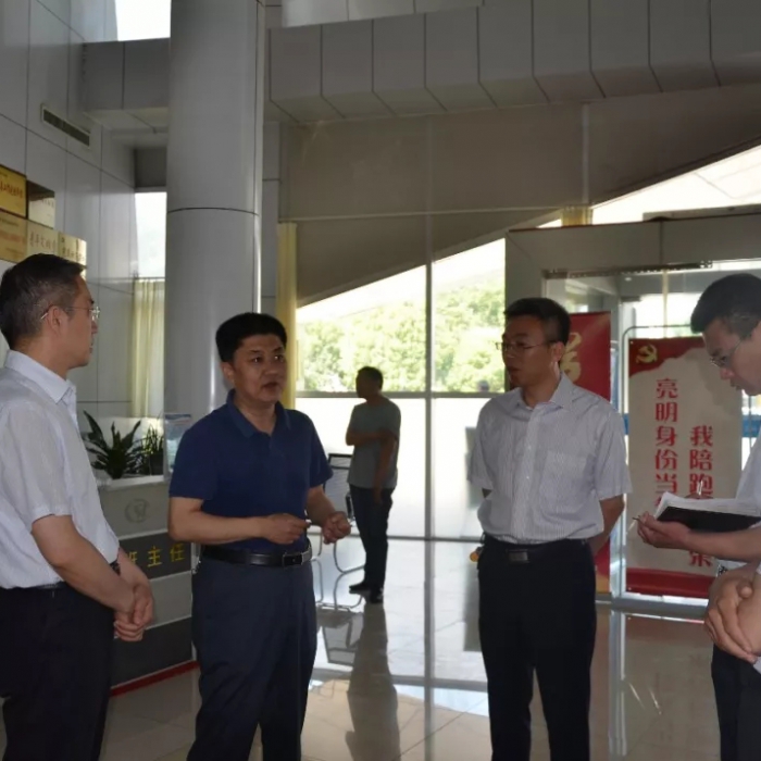 王洪正到縣人社局調(diào)研“放管服”改革和營商環(huán)境評價工作
