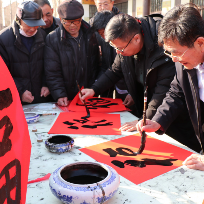 喜迎新春送祝福 墨寶飄香暖人心 ——汶上縣農(nóng)廣校開展2020年送春聯(lián)下鄉(xiāng)暨送科技送溫暖 ...