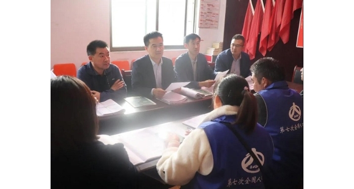 縣委常委、副縣長魏中齊視察人口普查摸底登記工作